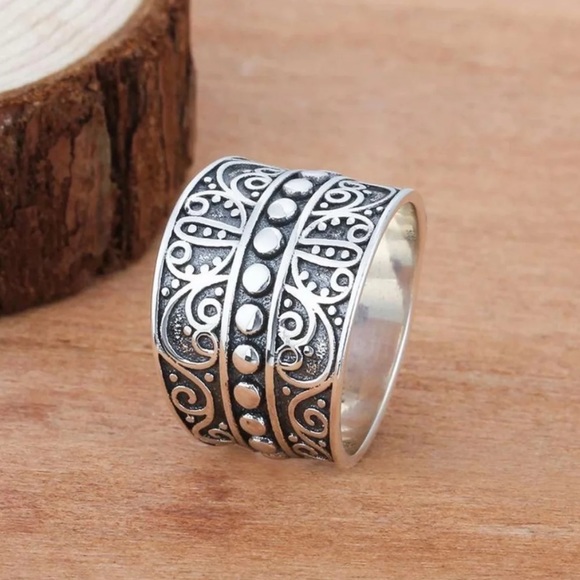 💍 Uniquely BOHO Carved Silver Ring 💍 - Picture 2 of 8